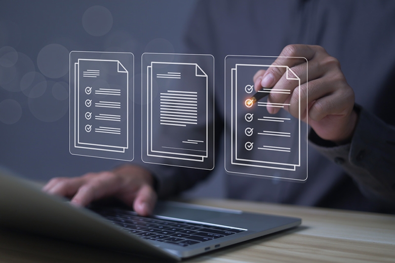 Foto: Laptop mit digitaler Checkliste