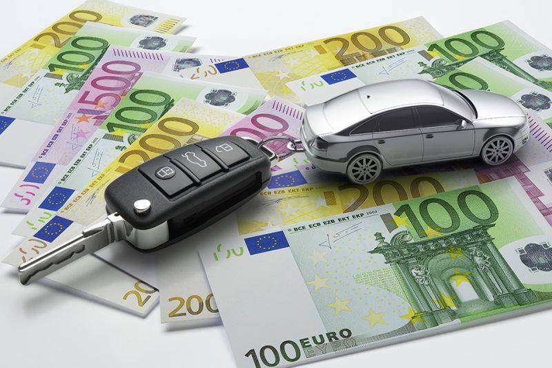 Foto: Autoschlüssel und Geld
